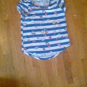 im selling a very popy shirt it really stands out